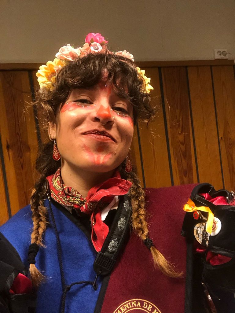 A little insight from Patona about her mote: "My mote was invented by our hermanos from the Tuna de Maastricht, and is a word derived from Pato (duck) 🦆, which over time became Patita, or Pat, or Toni. Like ducks that go by land, water and air, I also love different things, like reading, writing, climbing trees and rocks, jamming with others, busking and planning folk tunes, going on adventures, sometimes clumsily… sometimes rather gracefully."